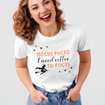 ホカスポカスオモダンレンジとブラックハロウィーン Tシャツ<br><div class="desc">ハロウィーン用のライムおもしろいタイポグラフィをテーマにしたTシャツカスタムは、ウィッチとスターのアクセントを備えた装飾的なオレンジとブラックのコーヒーデザインを備え飛んでいるた。女子の半袖シャツスタイルは修正できる。</div>