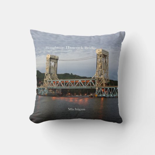 ホグトンハンコックブリッジ両面角枕 クッション (正面)