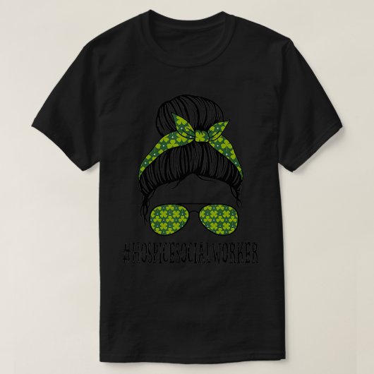 ホスピスソーシャルワーカーMessy Bun St Patrickの日 Tシャツ (デザイン正面)
