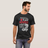 ホスピス医療ディレクターのコーヒー愛好家 Tシャツ (正面フル)
