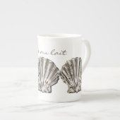 ホタテガイ貝殻茶色の白デザインシック ボーンチャイナマグカップ (正面右)