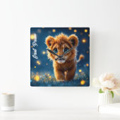 ホタルのように輝く、魅惑の青い目のライオンの仔 スクエア壁時計 (ホーム)