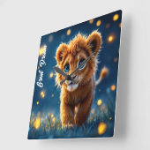 ホタルのように輝く、魅惑の青い目のライオンの仔 スクエア壁時計 (傾斜)