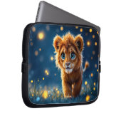 ホタルのように輝く、魅惑の青い目のライオンの仔 ラップトップスリーブ (正面右)