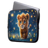 ホタルのように輝く、魅惑の青い目のライオンの仔 ラップトップスリーブ (正面左)