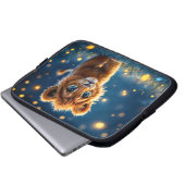 ホタルのように輝く、魅惑の青い目のライオンの仔 ラップトップスリーブ (正面下部)