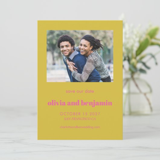 ホッはっきりしたトピンク黄色タイポグラフィモダン写真 セーブザデート (スタンド正面)