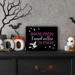 ホッカスポモダンカスパープルとブラックハロウィーン ウッドボックスサイン<br><div class="desc">ハロウィーン用のコーヒーキッチンデコカスタムーのサインおもしろいは、魔女とスターのアクセントと装飾紫と黒のタイポグラフィデザインを備えた装飾的な紫と黒のを備え飛んでいるている。</div>