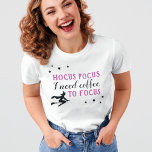 ホッカスポモダンカスパープルとブラックハロウィーン Tシャツ<br><div class="desc">ハロウィーン用のライムおもしろいタイポグラフィをテーマにしたTシャツは、ウィッチとスターのアクセントを備えた装飾的な紫と黒のコーヒーデザインを備えカスタムてモダン、「Hocus Pocus I need coffee to focus」と呼ばれるコーヒーをテーマにしたTシャツで飛んでいるす。女子の半袖シャツスタイルは修正できる。</div>