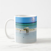 ホッキョクグマがコーヒーマグのジャック・ラッセルと出会う コーヒーマグカップ (左)