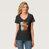 ホッキョクグマとキツネかわいい動物抱き女性少女 Tシャツ (正面フル)
