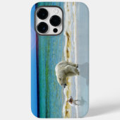 ホッキョクグマとジャック・ラッセルがビーチに乗って Case-Mate iPhoneケース (裏面)