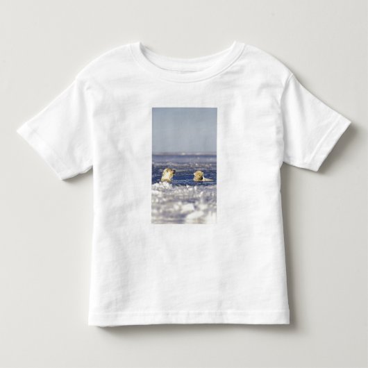 ホッキョクグマの子グマたちが遊ぶ トドラーTシャツ (正面)
