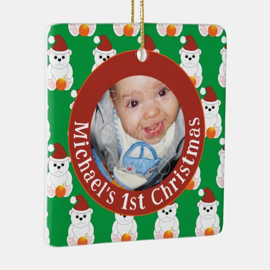 ホッキョクグマの赤ちゃんの初めてのクリスマス - カスタマイズ可能な写真とテキスト セラミックオーナメント (右)