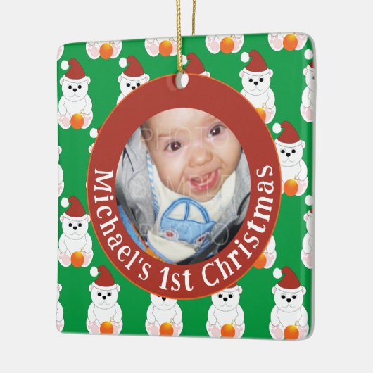 ホッキョクグマの赤ちゃんの初めてのクリスマス - カスタマイズ可能な写真とテキスト セラミックオーナメント (左)