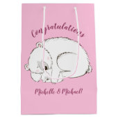 ホッキョクグマの赤ちゃんシャワーピンクの女の子 ミディアムペーパーバッグ (裏面)