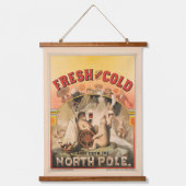 ホッキョクグマはラガービールのマグカップを楽しんでいる 吊り下げ型タペストリー (正面)