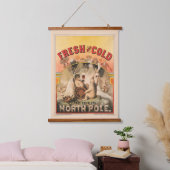 ホッキョクグマはラガービールのマグカップを楽しんでいる 吊り下げ型タペストリー (寝室)