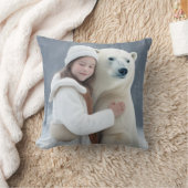 ホッキョクグマを抱く少女 クッション (ブランケット)