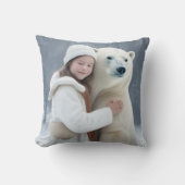 ホッキョクグマを抱く少女 クッション (正面)
