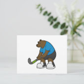 ホッケーでクマと対決するホッケースティック ポストカード (スタンド正面)