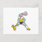 ホッケーでホッケーのスティックを持つウサギ ポストカード (正面)
