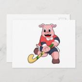 ホッケーでホッケーのスティックを持つ豚 ポストカード (正面/裏面)