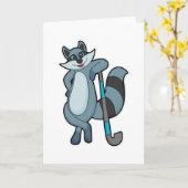 ホッケーでホッケースティックを持つアライグマ カード (黄色い花)