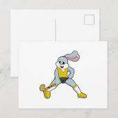 ホッケーでホッケー用のバットを持つウサギ ポストカード (正面/裏面)