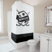 ホッケーは人生のシンプルな白黒のホッケーのバッジです シャワーカーテン (インサイチュ)