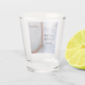 ホッケーシーズンアイスコールドユーモアおもしろいパック ショットグラス (裏面)