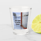 ホッケーシーズンアイスコールドユーモアおもしろいパック ショットグラス (正面)