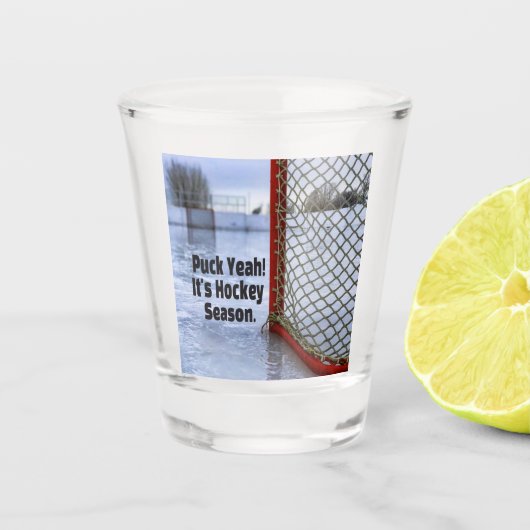 ホッケーシーズンアイスコールドユーモアおもしろいパック ショットグラス (正面)