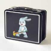 ホッケースティックとフィールドホッケーのバニー メタルランチボックス (裏面)