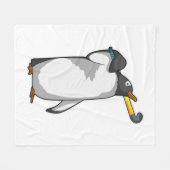 ホッケースティックとホッケーのペンギン フリースブランケット (正面(横))