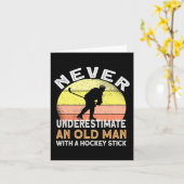 ホッケースティックを持った老人を決して過小評価しない カード (黄色い花)