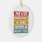 ホッケースティックを持つ女の子を決して過小評価しない セラミックオーナメント (右)