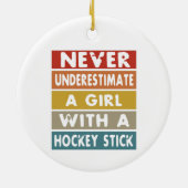 ホッケースティックを持つ女の子を決して過小評価しない セラミックオーナメント (裏面)