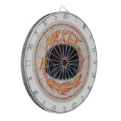 ホッケーパックの炎のスラップショット ダーツボード (正面左)