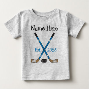 ホッケーパーソナライズされたベビー名誕生年生まれ青 ベビーTシャツ