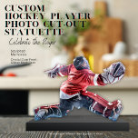 ホッケーパーソナライズされた選手のアクリル写真の彫像 フォトスカルプチャー<br><div class="desc">アクションの表示 | あなたのホッケーの思い出を私たちのアクリルの写真カスタムの彫像で魅力的な形見に変える。プレイヤー、親、ファンに最適な製品で、ユニークプレイヤーのダイナミックなエネルギーを強調しお気に入りのている。無料のオンラインツールを使用して選択した写真の背景を削除するだけで、プレーヤーを分離する。私たちのプラットフォームにあなたの準備された画像をアップロードし、私たちのチームはクリスタルフロントと黒の裏地を備えた精密なカット澄んのアクリル製お洒落像を作る。頑丈な基台は、机、棚、トロフィーのディスプレイに一種類のパーツが目立つのを保証する。祝全てのゴール、救勝利と素晴らしい記念をデザインしインスパイアて感動！</div>