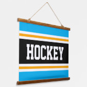 ホッケーブブライトスカイブルー白黒イエローストライプズ 吊り下げ型タペストリー (傾斜あり)