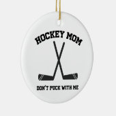 ホッケーママは私のスポーツパンと一緒にパックしないおもしろい セラミックオーナメント (右)