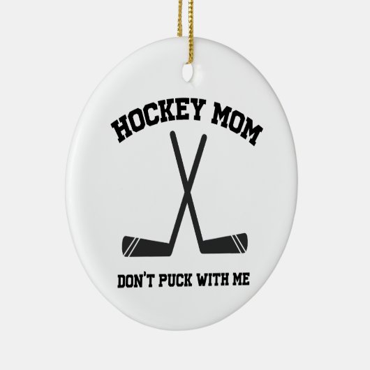 ホッケーママは私のスポーツパンと一緒にパックしないおもしろい セラミックオーナメント (右)