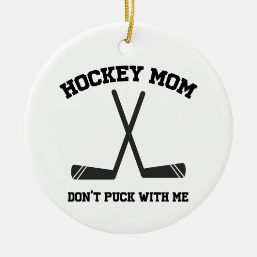 ホッケーママは私のスポーツパンと一緒にパックしないおもしろい セラミックオーナメント (正面)