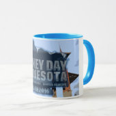 ホッケー日のミネソタ2016年のダルースの記念するマグ マグカップ (正面右)