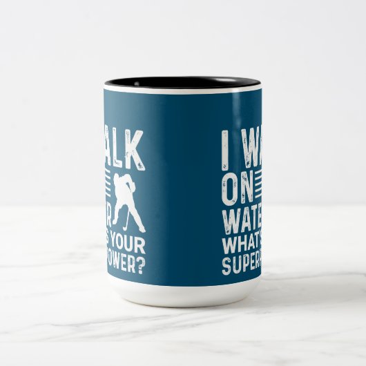 ホッケー私は水中を歩く ツートーンマグカップ (中央)