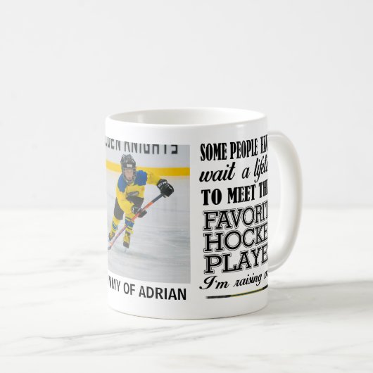 ホッケー誇りを持ったママ写真 コーヒーマグカップ (正面右)