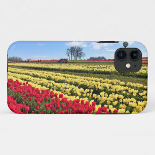 ホットエアバルーン付き赤と黄色のチューリップフィールド iPhone 11 ケース