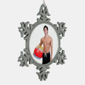 ホットガイセクシーシルレスショートパンツビーチボールマッスル スノーフレークピューターオーナメント (左)